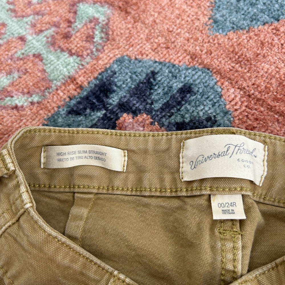 Universal Thread womens Khaki cropped Cargo Pants size 00/24R - Picture 4 of 5